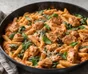 Panerte kyllingfileter med tomatsaus, smeltet mozzarella og spaghetti på et stekebrett