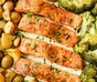 Posjert laks med squash, fennikel og linser, toppet med sitronrelish