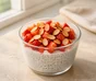 Chia- og yoghurtpudding i glass med hakkede jordbær og ristede mandelskiver